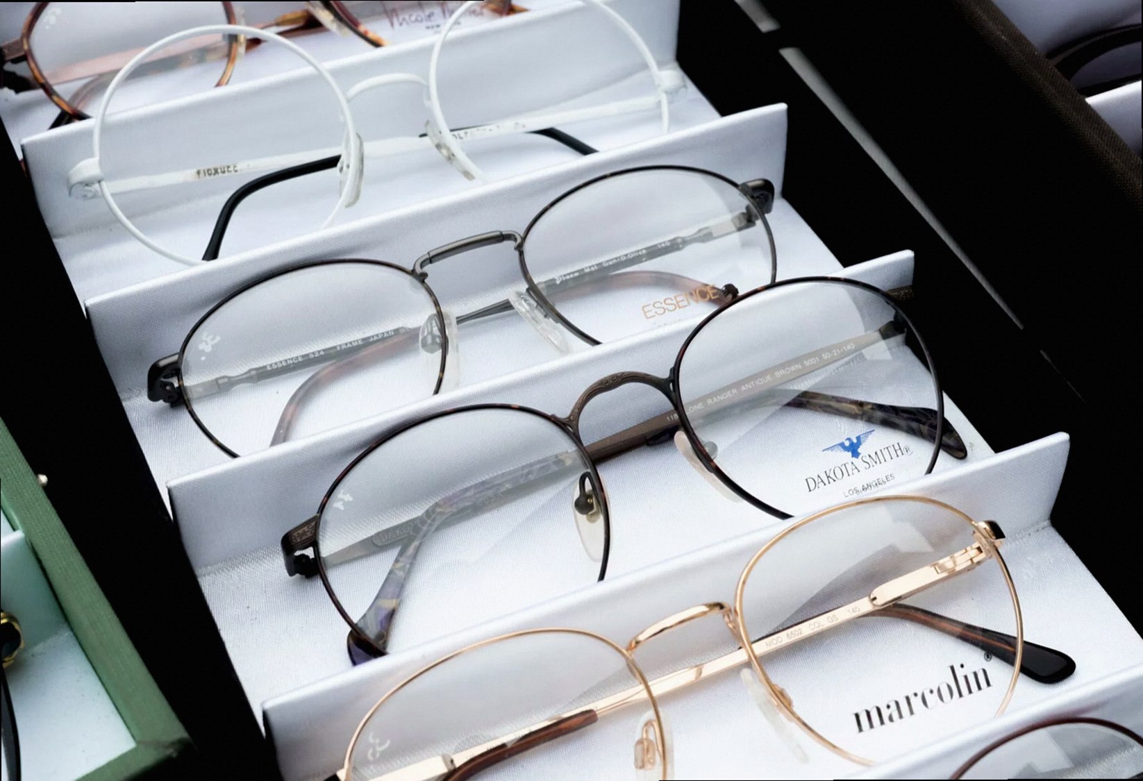 Primer plano de gafas variadas exhibidas de forma ordenada para su selección.